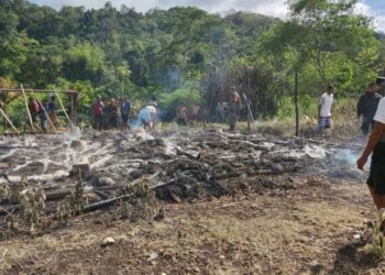 KEADAAN rumah seorang penduduk yang dibakar dalam satu kejadian di Sumba Timur, Nusa Tenggara Timur, Indonesia. - AGENSI