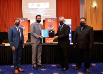 MUHAMMAD Mahadi Mohamad (dua kiri) bersama Yuserrie Zainuddin (dua kanan) menunjukkan dokumen MoU kerjasama IYRES dan UMP di Putrajaya. - UTUSAN/FAISOL MUSTAFA