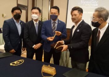 YEOH Soon Hin (tiga, kanan) dalam sidang akhbar melihat perhiasan emas yang bakal dipamerkan sempena Penang Singnature Gold & Jewellery Fair (PSG) 2022 dalam sidang akhbar di Georgetown, Pulau Pinang hari ini.