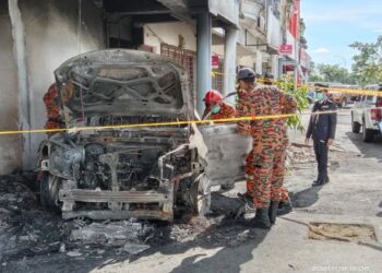 CHA Hoong Fong (kanan) bersama pasukan bomba meninjau keadaan sebuah SUV yang hangus terbakar dekat sebuah kedai cuci kereta di Taman Pandamaran Permai di Klang, Selangor hari ini.
