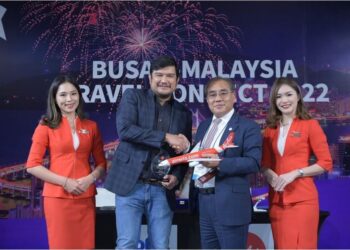 BENJAMIN Ismail (dua kiri) dan Jung-Sil Lee pada majlis pemeteraian kerjasama antara AirAsia X dan Pertubuhan Pelancongan Busan.