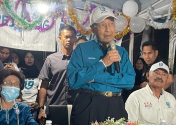 DR. Mahathir Mohamad semasa berucap sempena Kenduri Rakyat di Taman Nilam, Langkawi. -UTUSAN/NUR AMALINA AZMAN