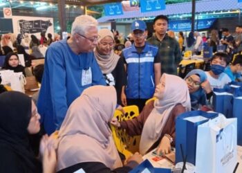 ISMAIL SABRI Yaakob (berdiri, kiri) meluangkan masa berbual dengan mahasiswa Bera yang hadir pada program ramah mesra bersama mahasiswa di Bera, Pahang. -UTUSAN/AZIZAH SHAFIEI