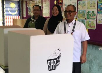 ZAMREE Hamli ketika membuat lawatan ke SK Bukit Setongkol bagi melihat persiapan awal dilakukan pegawai-pegawai SPR di Kuantan, Pahang. - UTUSAN/ DIANA SURYA ABD WAHAB