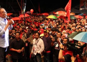 ANWAR Ibrahim berucap pada festival anak muda di Tambun, Ipoh hari ini. - UTUSAN/MUHAMAD NAZREEN SYAH MUSTHAFA