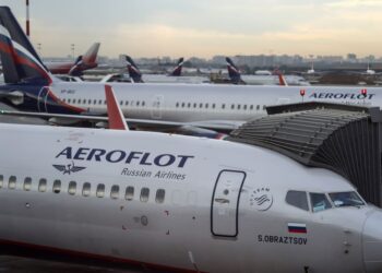 AEROFLOT bakal wujudkan tempat duduk khas untuk penumpang yang  enggan pakai pelitup muka  – AFP
