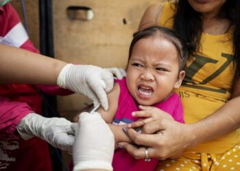 PFIZER akan memberi tambahan dos ketiga kepada semua kanak-kanak dan bayi berusia enam bulan hingga lima tahun.-AFP