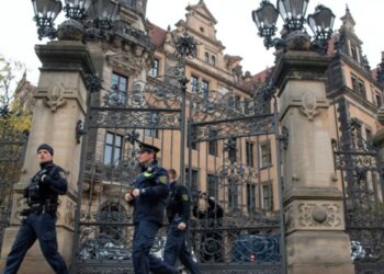 POLIS Jerman berjaya menemukan permata dan barangan kemas berharga yang dirompak dari muzium Green Vault di Dresden pada tahun 2019.-AFP