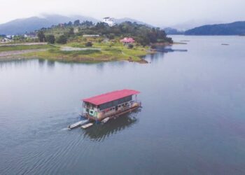 RUMAH bot beroperasi seperti biasa membawa pelancong mengelilingi Tasik Kenyir di Hulu Terengganu, Terengganu walaupun pada musim tengkujuh. – UTUSAN/PUQTRA HAIRRY ROSLI
