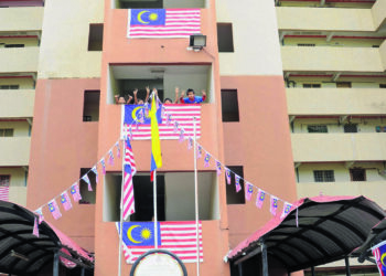Bangunan Flat PPR Intan Baiduri Kepong yang dihiasi  Jalur Gemilang, di sini hari ini.