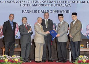 WAN Mohd. Zahid Mohd. Noordin (tiga dari kanan) ketika menjadi Pengarah Konvensyen Memperkukuh Pasak Negara di Putrajaya pada 2017. – UTUSAN
