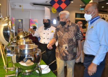 ABDUL Aziz Sheikh Abdul Kadir (tengah) bersama Chef Sarimah Ghazali (kiri) dan Dzarudin (kanan) melihat masakan yang disediakan pada majlis previu bufet Ramadan Klana Beach Resort Port Dickson semalam.-UTUSAN/ZAKKINA WATI AHMAD TARMIZI