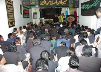 SEBAHAGIAN pengikut  Syiah ditahan semasa diserbu Jabatan Agama Islam Selangor di markas mereka di Gombak, beberapa tahun lalu.