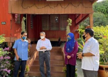 Mustapa Mohamed (dua dari kiri) turun padang melawat Felda Lurah Bilut, Pahang, baru-baru ini.
– FACEBOOK MUSTAPA MOHAMED