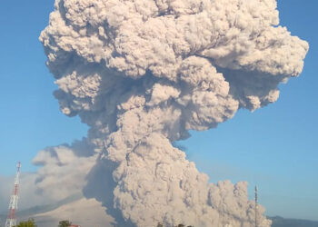 This handout photo taken on March 2, 2021 and released by the Indonesia Geological Agency shows Mount Sinabung spewing hot ash into the sky, as seen from Karo, North Sumatra. (Photo by HANDOUT / Indonesia Geological Agency / AFP) / RESTRICTED TO EDITORIAL USE - MANDATORY CREDIT "AFP PHOTO / Indonesia Geological Agency " - NO MARKETING - NO ADVERTISING CAMPAIGNS - DISTRIBUTED AS A SERVICE TO CLIENTS