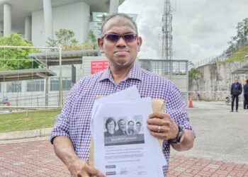 SHAIKH Hussein Mydin menunjukkan laporan yang diserahkan kepada SPRM di Ibu Pejabat SPRM, Putrajaya. - UTUSAN/MOHD. HUSNI MOHD NOOR