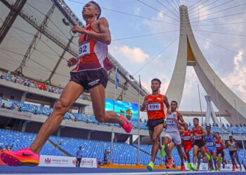 Sekumpulan pelari jarak jauh beraksi dalam acara akhir 10000 meter (Lelaki) pada Sukan SEA Kemboja 2023 di Stadium Nasional Morodok Techo. UTUSAN/AMIR KHALID
