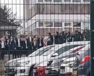 PARA pelajar menterbalikkan meja di Akademi Penrice di Cornwall. -AGENSI