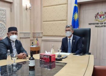KHAIRUDDIN Aman Razali mengadakan pertemuan dengan Tengku Zafrul Tengku Abdul Aziz di Putrajaya.