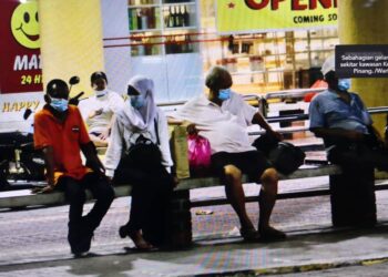 Mohd. Faisal (kiri sekali) dan Nurul Atiqah (dua kiri) bahagia jadikan stesen bas di Komtar sebagai rumah mereka.