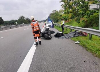 ANGGOTA polis melakukan siasatan di lokasi kemalangan maut membabitkan seorang pegawai kanan Imigresen manakala rakan sejawatannya cedera di Kilometer 83.4 Lebuh Raya Utara-Selatan berdekatan susur keluar Plaza Tol Gurun, pagi ini.