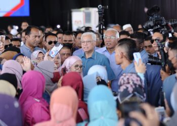 ISMAIL Sabri Yaakob bersama rakyat yang menghadiri majlis ramah mesra bersama peserta Felcra, pekebun kecil Risda dan Orang Asli di Arena Merdeka di Tapah hari ini. - UTUSAN/MUHAMAD NAZREEN SYAH MUSTHAFA