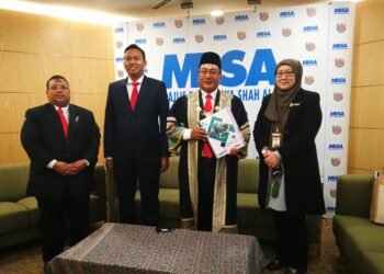 Haris Kassim (dua dari kanan) memegang buku Bajet 2021 Majlis Bandaraya Shah Alam selepas pembentangan bajet di Wisma MBSA, Shah Alam pada 29 September 2020.