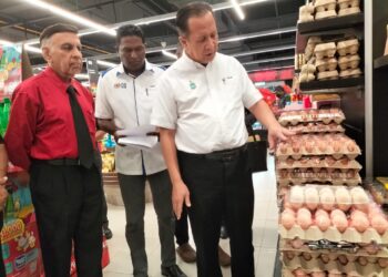 ABDUL HALIM Hussain (kanan) dan S. Jegan melihat bekalan telur sewaktu meninjau pelaksanaan Skim Harga Maksimum Musim Perayaan Krismas 2022 di Sam Groceria, Strait's Quay, Pulau Pinang hari ini.