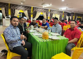 KAMARUL Azman Khamis (kanan) menyertai program santai sahur bersama pelajar
Sekolah Menengah Kebangsaan (SMK) Syed Ahmad Kuala Nerang.- UTUSAN