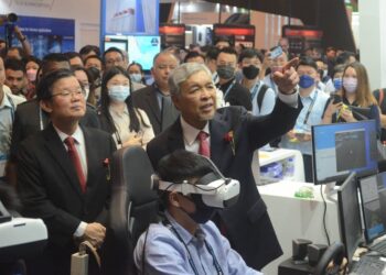 AHMAD ZAHID HAMIDI dan Chow Kon Yeow ketika meninjau gerai pameran pada persidangan Semicon Asia Tenggara di Spice Arena, Bayan Lepas, Pulau Pinang hari ini. - Pic: IQBAL HAMDAN