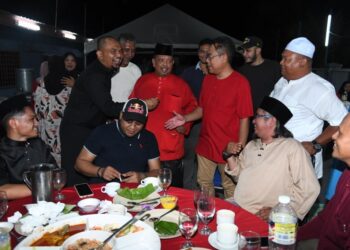 ABU Bakar Hamzah melayan tetamu pada majlis rumah terbuka Aidilfitri DUN Kuala Perlis di Taman Bukit Kubu, Kuala Perlis semalam.-UTUSAN/IZLIZAN OTHMAN