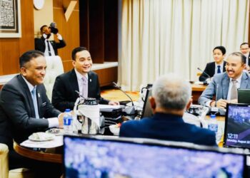 ONN HAFIZ GHAZI (kanan) mengadakan pertemuan dengan Reezal Merican (kiri) bagi membincangkan isu-isu perumahan di Johor.