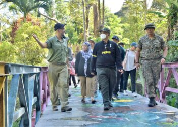 TUANKU Syed Faizuddin Putra Jamalullail (dua dari kanan) berkenan melawat beberapa lokasi menarik sekitar Kaki Bukit dan Wang Kelian di Padang Besar, Perlis hari ini.- UTUSAN