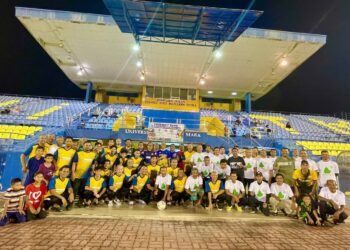 MOHD. Shukri Ramli bergambar bersama para pemain selepas perlawanan persahabatan bola sepak antara Persatuan Bola Sepak Anak Perlis Kuala Lumpur dan pasukan Pilihan Veteran Perlis di Kompleks Sukan Tuanku Faizuddin Putra, Universiti Teknologi Mara (UITM), Arau, Perlis semalam. -UTUSAN/ASYRAF MUHAMMAD