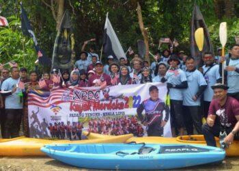 Peserta ekspedisi kayak terdiri daripada anggota PDRM dan agensi kerajaan ketika selesai menyertai Program Ekspedisi Kayak Merdeka 2022 anjuran Polis di Raja Malaysia (PDRM) di jeti Tanjung Lipis, Kuala Lipis baru-baru ini.