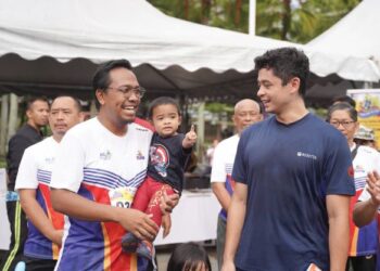 PEMANGKU Raja Pahang (kanan) berkenan mencemar duli beramah mesra dengan peserta Larian Amal MSDeaf 2022 di ibu negara, Ahad lalu.