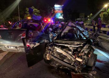 KEADAAN kereta yang dinaiki dua beradik remuk selepas terbabit dalam kemalangan di Jalan Kuching dari arah Bulatan Segambut menghala ke Kepong.