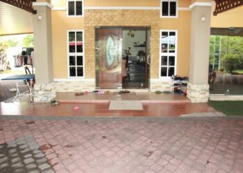 DUA beradik dipercayai ditikam oleh bapa saudara mereka di hadapan rumah ini yang terletak di Taman Melati,. Sungai Petani semalam.