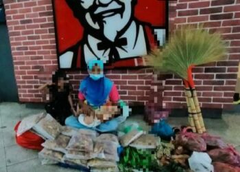 SEORANG ibu bersama dua anaknya menjual sayur sebelum ditahan di sebuah pusat beli-belah di Sungai Petani, Kedah, semalam.