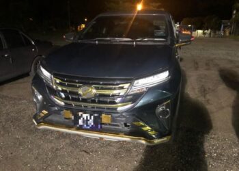SEBUAH kereta jenis Perodua Arus yang dinaiki dua lelaki yang ditangkap di SJR Ladang Geddes, Jempol kerana cuba merentas negeri tanpa permit dan kebenaran. - IHSAN POLIS