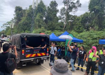 KENDERAAN polis  membawa dua mangsa tragedi runtuhan tanah di Jalan Batang Kali-Genting Highland, Hulu Selangor. - UTUSAN/MUHAMAD IQBAL ROSLI