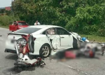 KEADAAN kereta yang berlanggar dengan tiga motosikal mengibatkan dua maut di Kilometer 87, Jalan Kota Bharu Machang-Gerik-Jeli, Kelantan, hari ini.