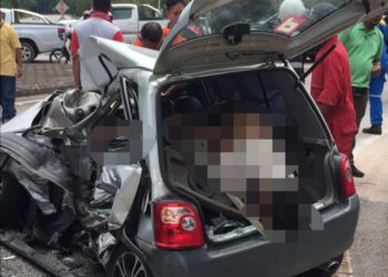 KEADAAN Perodua Kancil yang dinaiki tiga pelajar UCTATI yang terlibat dalam kemalangan di  Kilometer 145 Jalan lama Kuala Terengganu-Kuantan dekat Teluk Kalong, Kemaman, semalam. - UTUSAN/NIK NUR IZZATUL HAZWANI NIK ADNAN
