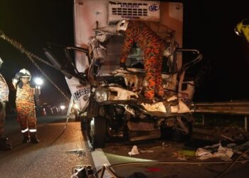 ANGGOTA bomba dan penyelamat mengeluarkan dua mangsa yang tersepit dalam kemalangan di Kilometer 76.0 Lebuhraya Utara-Selatan, dekat Batu Pahat, Johor.