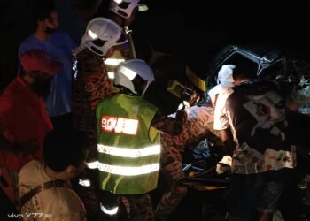 ANGGOTA bomba mengeluarkan mangsa yang tersepit dalam nahas membabitkan dua kereta di Kilometer 19 Jalan Bidor-Teluk Intan, Perak, hari ini. - JBPM PERAK