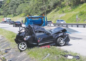 KEADAAN kereta Proton Iswara yang remuk dirempuh treler menyebabkan dua kanak-kanak maut dalam kemalangan di Kilometer 310.4, Lebuh Raya Utara-Selatan arah selatan dekat Kampar hari ini. - UTUSAN/MUHAMAD NAZREEN SYAH MUSTHAFA