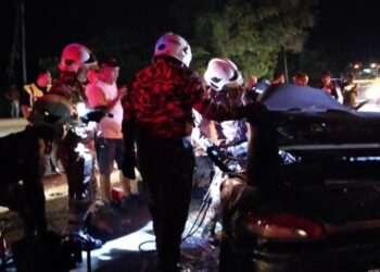 ANGGOTA bomba berusaha mengeluarkan mangsa yang tersepit dalam Proton Satria akibat kemalangan di Jalan Besar Simpang Renggam - Machap di Kluang, Johor.