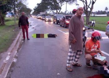 DUA beranak maut selepas motosikal yang ditunggang mereka terbabas dalam kejadian di Jalan Padang Menora, Tasek Gelugor, Pulau Pinang, hari ini.