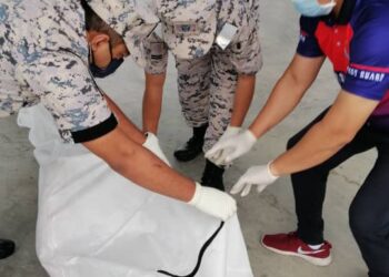 MAYAT nelayan yang ditemukan setelah lemas dalam kejadian bot karam dipukul ribut di perairan Kuala Kurau dan Tanjung Piandang, Perak, hari ini. - UTUSAN/WAT KAMAL ABAS