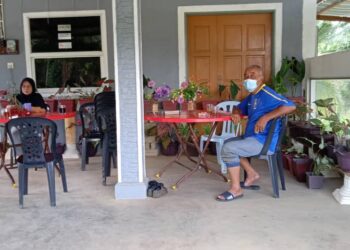 KEDAI nasi lemak milik Mariani Ismail yang cuma disinggahi dua orang pelanggan sahaja di Felda Kota Gelanggi Dua di Jerantut, Pahang. - UTUSAN/HARIS FADILAH AHMAD